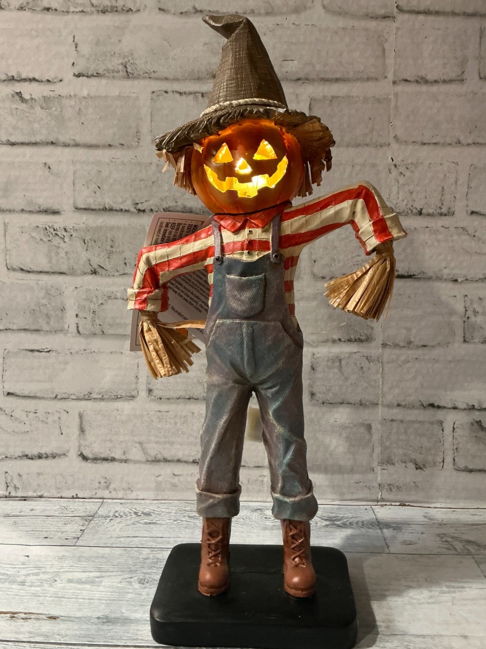 HALLOW HOME 16in Led Standing Scarecrow Halloween Decor